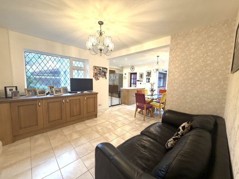 Avondale Road, Whitefield, M45